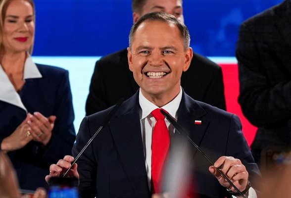 Бившият футболен хулиган боксьор и историк Карл Навроцки спечели ожесточената