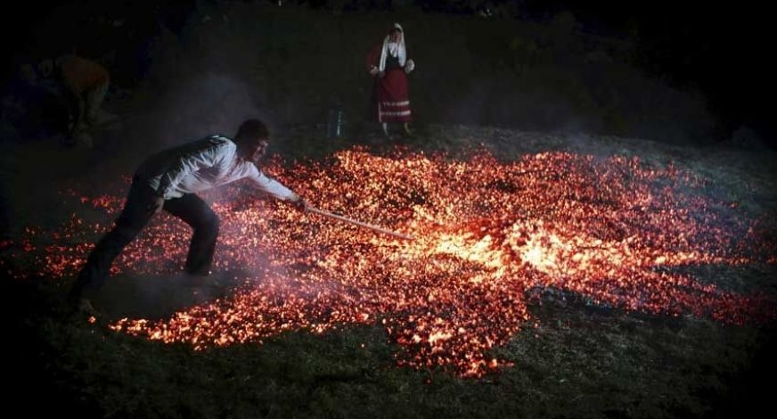 Нестинарите от странджанското село Българи танцуваха снощи върху жаравата с
