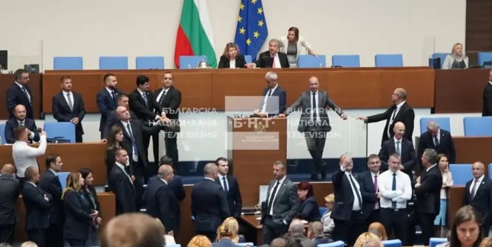 Депутати от Възраждане блокираха достъпа до трибуната на Народното събрание