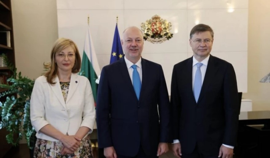 Комисарят за икономиката и производителността и за изпълнението и опростяването Валдис Домбровскис и