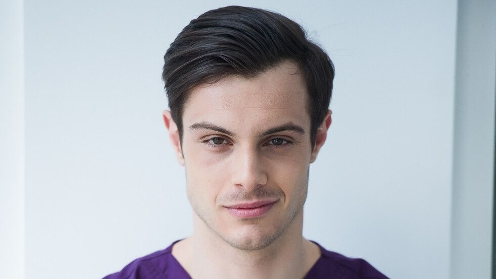 Актьорът Филип Буков тръгна на представления с патерица След като