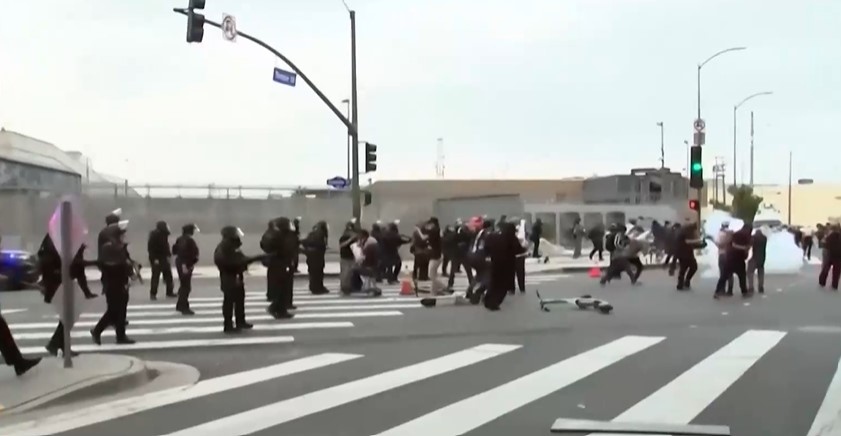 Безредици избухнаха в Лос Анджелис заради акция на имиграционните служби