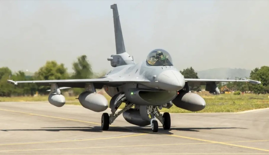 Вторият български изтребител F 16 Block 70 кацна в авиобаза Граф