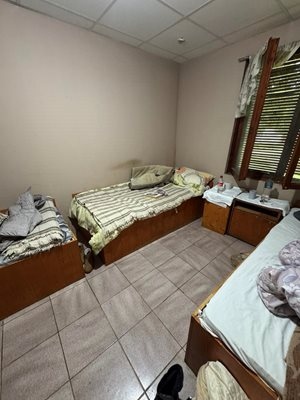 Хората бяха видимо гладни и жадни в дома в село