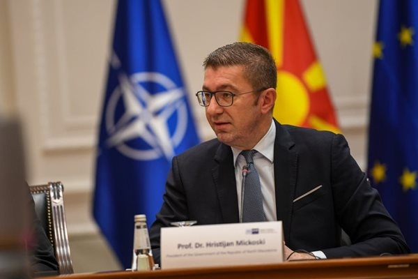 Бившето македонско правителство смени името знамето и прие срамното споразумение