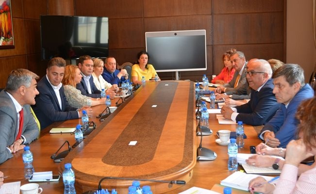 Трите мобилни оператора А1 България, Виваком и Йеттел, доставчиците на