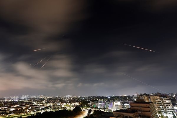 Израелските удари срещу Техеран са били насочени срещу два петролни