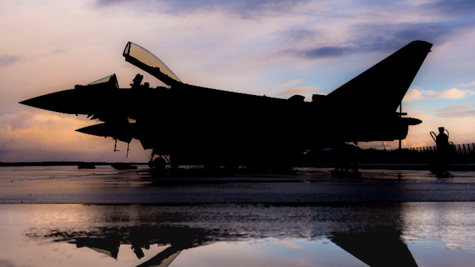 Обединеното кралство изпраща още самолети в Близкия изток на фона