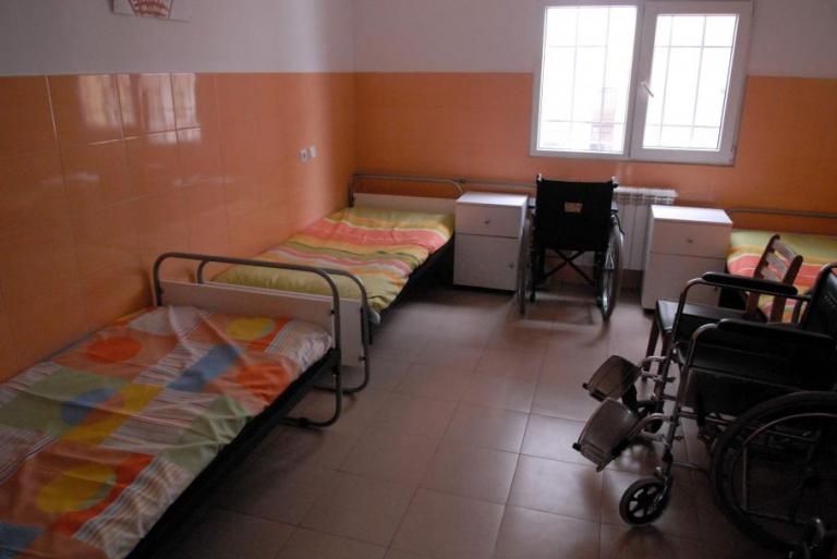 Вината за казусите с нелегалните домове за възрастни хора българите