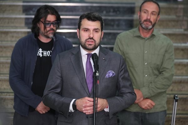 Рано тази сутрин на летище Васил Левски в София пристигнаха