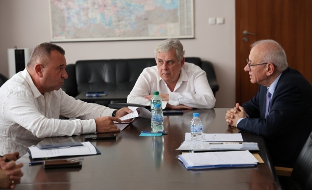 Министърът на здравеопазването доц д р Силви Кирилов дм проведе среща