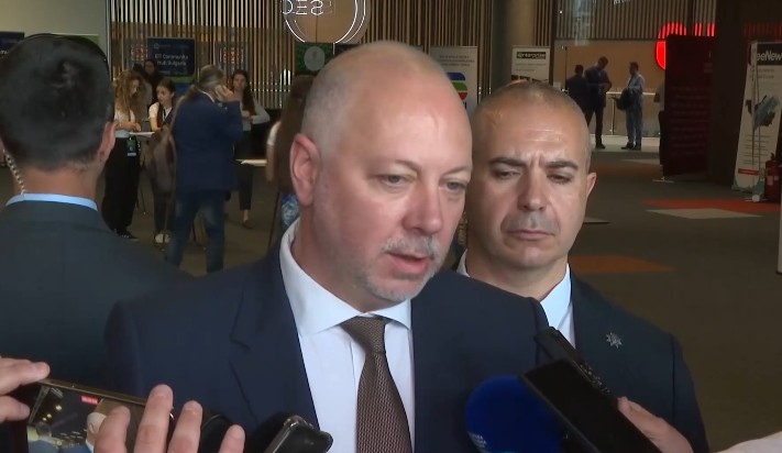 От Иран са евакуирани 12 души част от дипломатическата