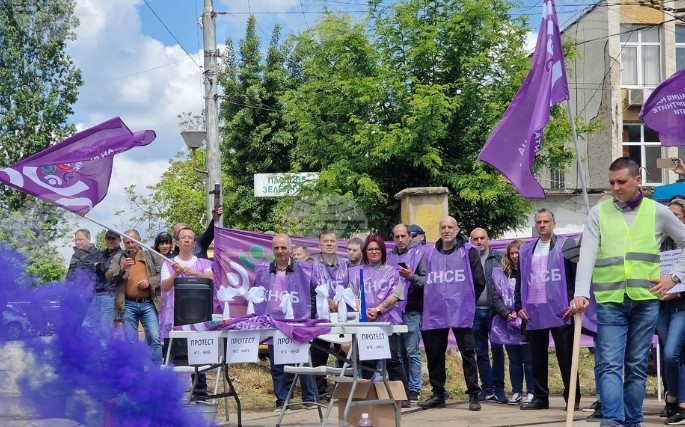 Работещите в наземния градски транспорт в София готвят нов протест