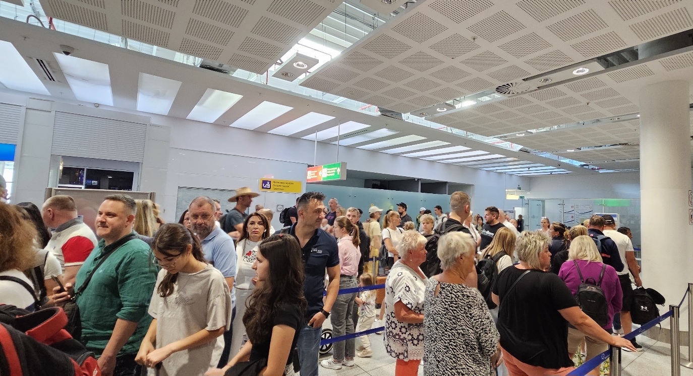 Огромни опашки се извиха тази сутрин на Летище Варна заради работещи само