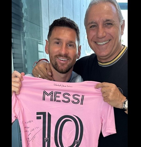 Легендарният български футболист Христо Стоичков не пропусна да отбележи специалния