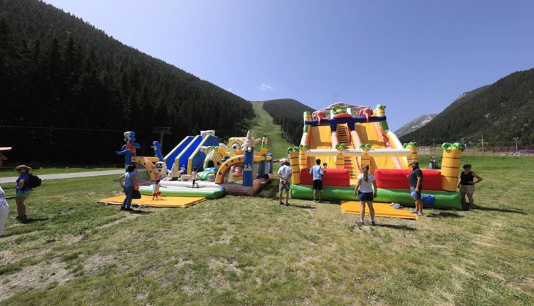 Възможност за спортни дейности забавления за деца множество културни събития