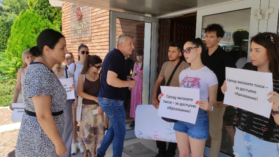 Студенти от Великотърновския университет излязоха на протест срещу драстичното увеличение