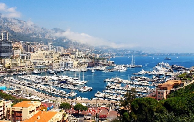 Тракащи по калдъръма куфари тълпи от туристи борещи се за