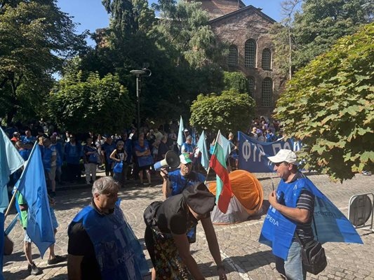 Протестът на работниците от Столичен автотранспорт приключи след като