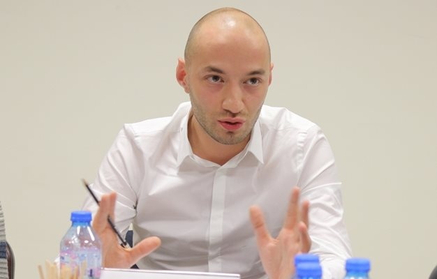 Радев е няколко крачки по близо до свой проект и затова