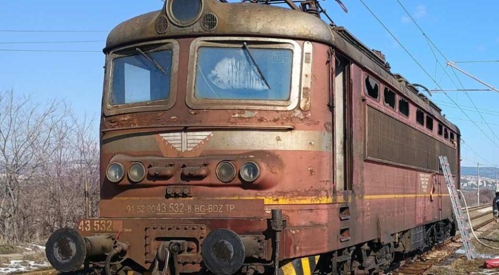 Локомотив без прикачени вагони се запали в района на старозагорския