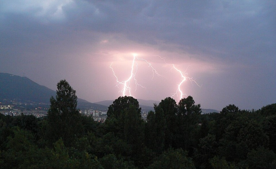 По данни на НИМХ към 15 часа най топло е било