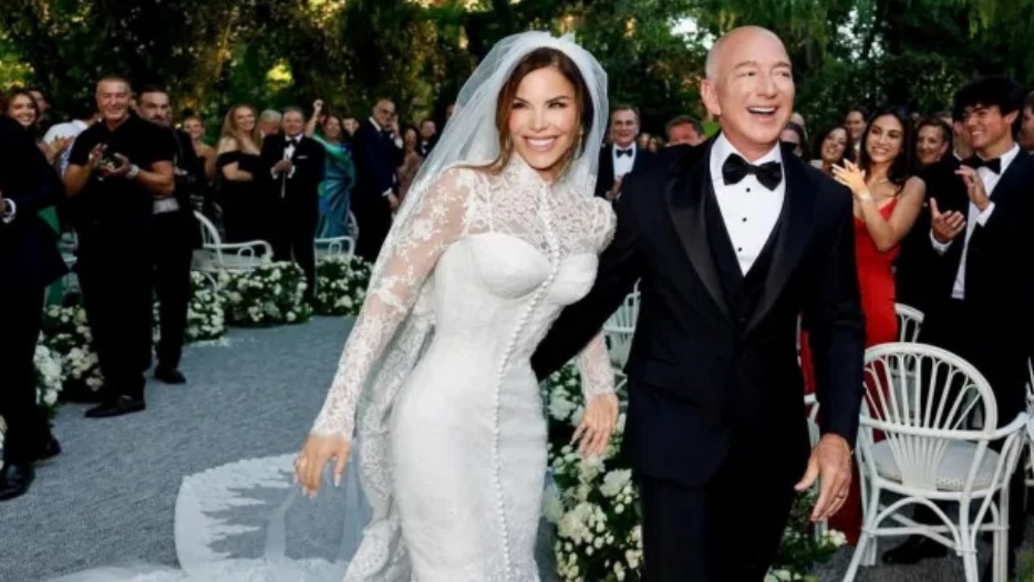 Милиардерът Джеф Безос и годеницата му Лорън Санчес сключиха брак