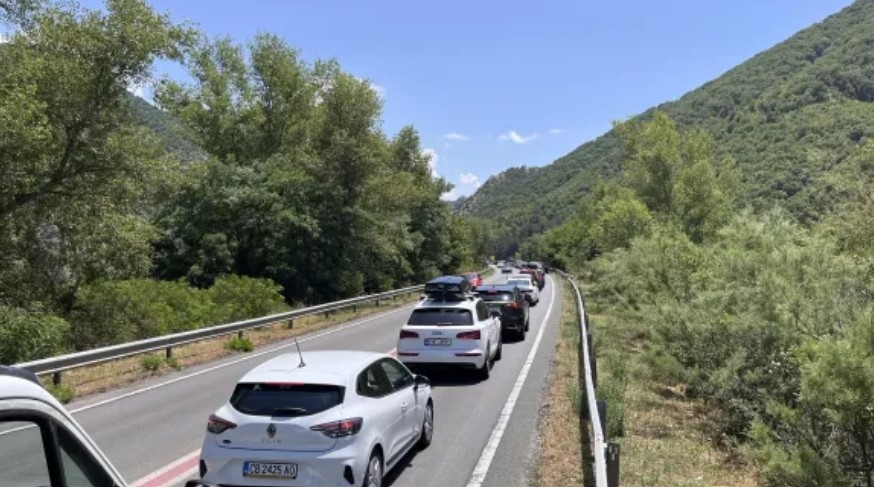 Километрично задръстване се образува в Кресненското дефиле което причинява сериозни