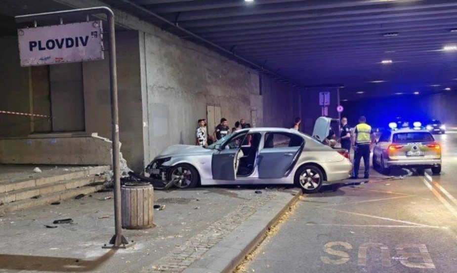 Кола е ударила трима пешеходци в близост на спирка на