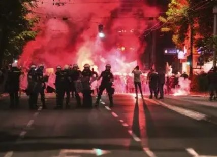 Сблъсъци с полицията сълзотворен газ и арести така завърши