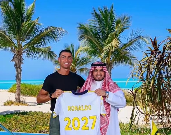 Петкратният носител на Златната топка Кристиано Роналдо официално поднови договора