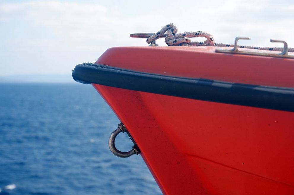 Най малко четирима са загиналите след като ферибот с 65 души