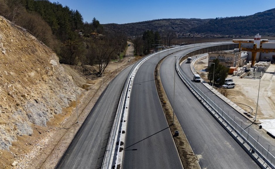 Очаква се днес да бъде пуснато движението по пътя Мездра