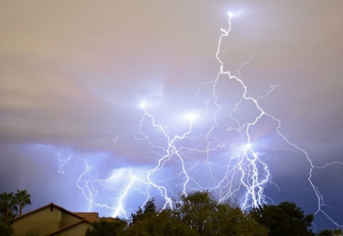 Гръмотевична буря със силни ветрове причини тежки щети в Лас