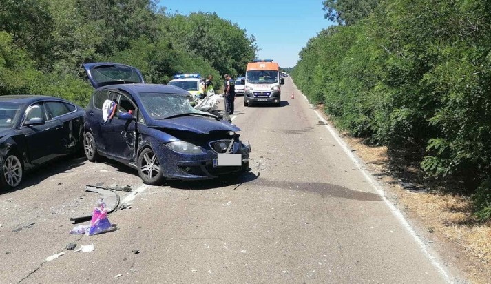 Баща и двете му деца пострадаха при тежка катастрофа на пътя 