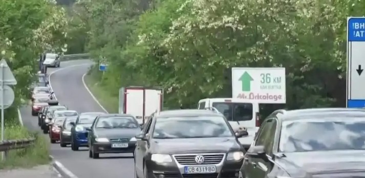 Монтиран е светофарът в Кресна с който ще се улесни