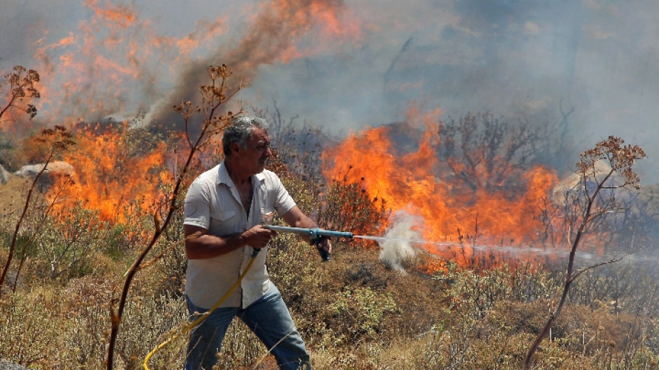 Евакуация на туристи се е наложила заради бушуващия пожар на