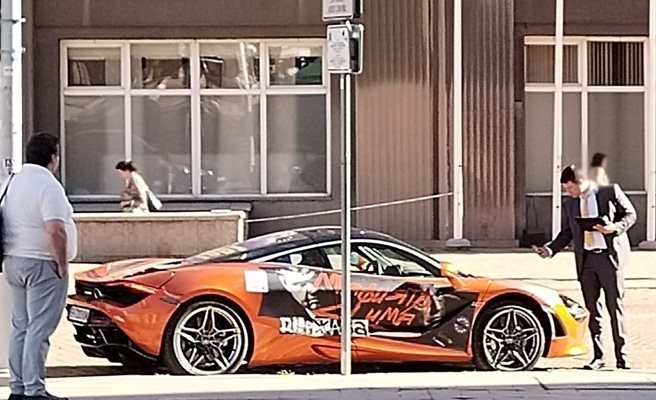 Луксозни и много мощни спортни автомобили паркираха от Величие на