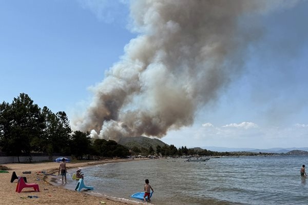 Пожарите на гръцкия остров Халкидики все още не са угасени
