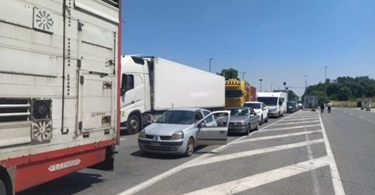 Колоните на  ГКПП Капитан Андреево в посока Турция вече започнаха да се