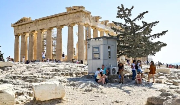 Гръцкото министерство на културата нареди днес атинският Акропол най големият културен