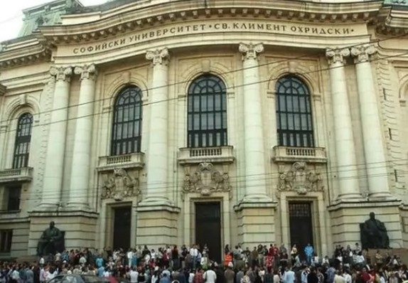 След обявените по високи такси за платена форма на обучение в