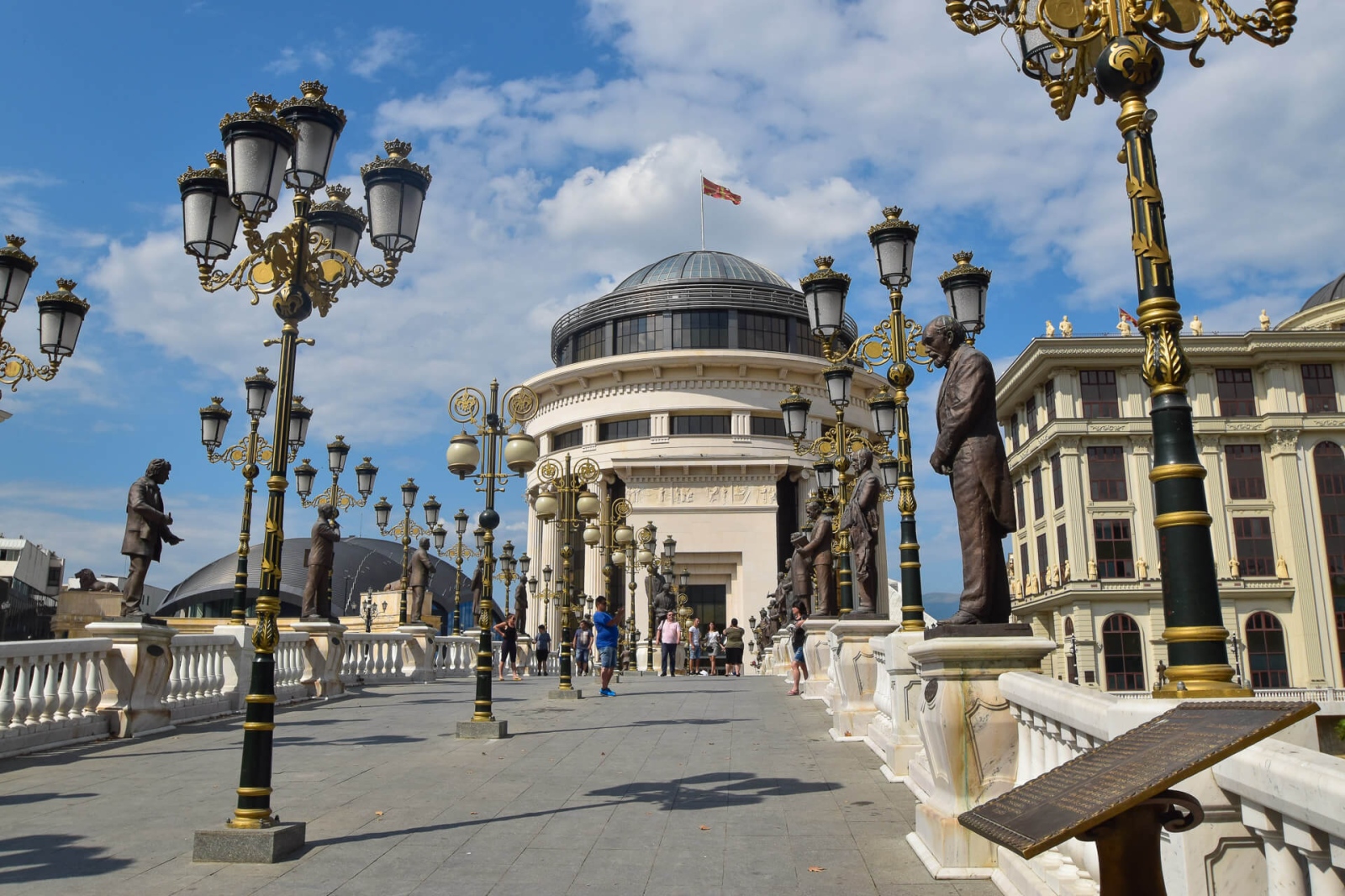 Явно при македонците слънцето пече по силно Това тяхно поведение не