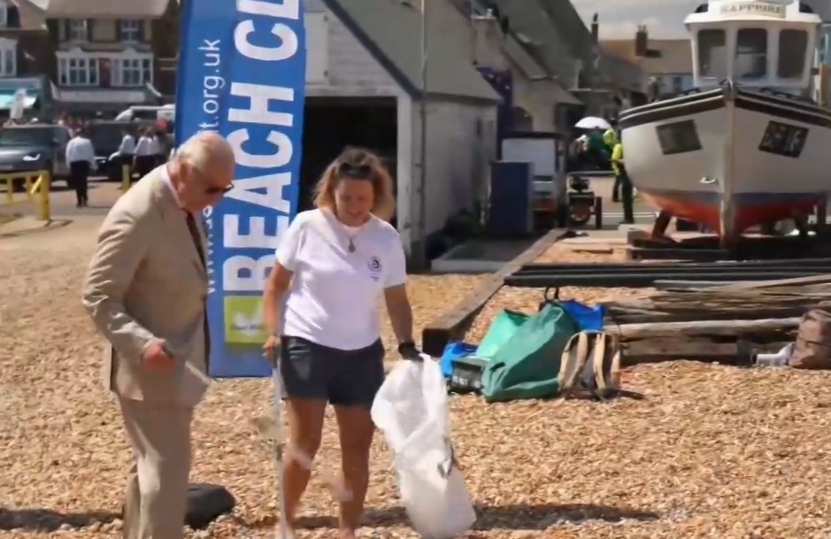 Британският крал Чарлз III посети плажа Уолмър в графство Кент