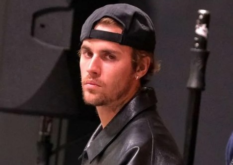 Джъстин Бийбър изненада почитателите си като издаде седмия си студиен