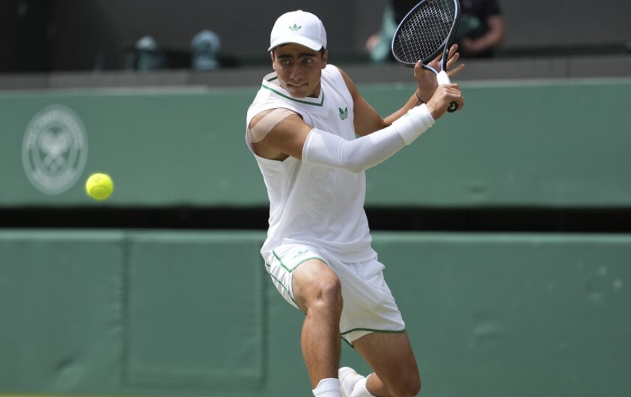 16 годишният българин Иван Иванов триумфира категорично на Уимбълдън при юношите с