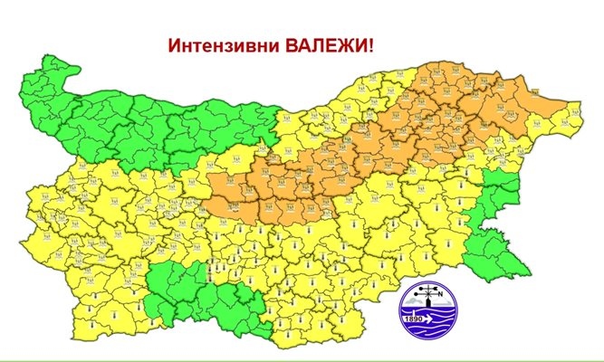 Оранжев код за интензивни валежи гръмотевични бури и градушки важи