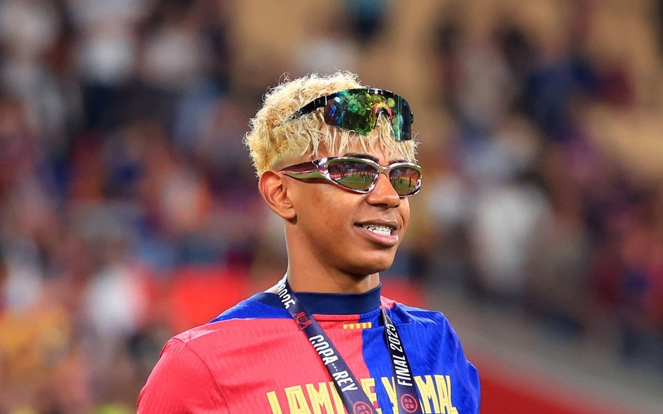 Младата испанска футболна звезда Ламин Ямал празнува поемането на фланелката