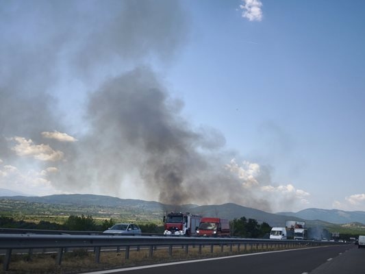 Пожар гори точно до магистрала Тракия видя репортер на 24