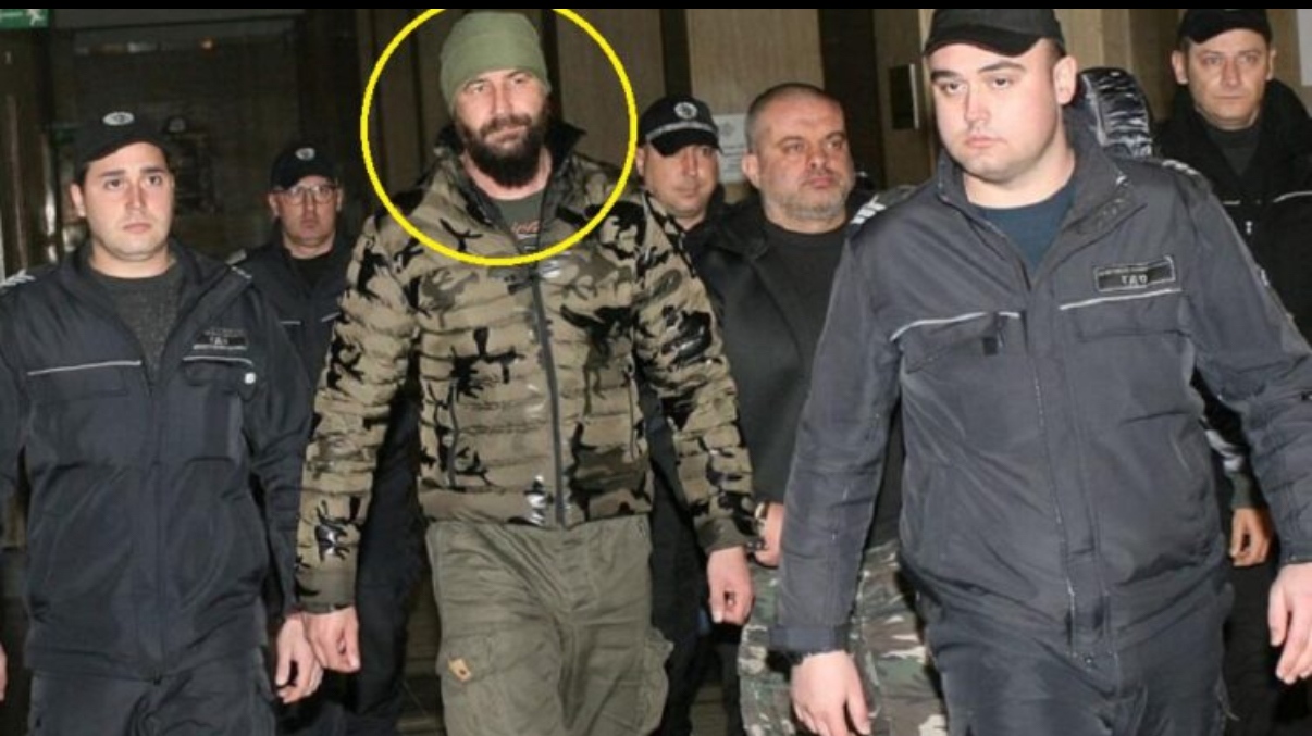 По всяка вероятност зад нахлуването на двама маскирани с качулки